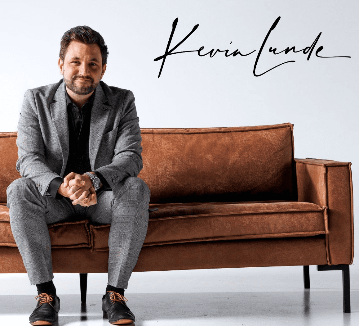 Kevin Lunde sittende i grå dress
